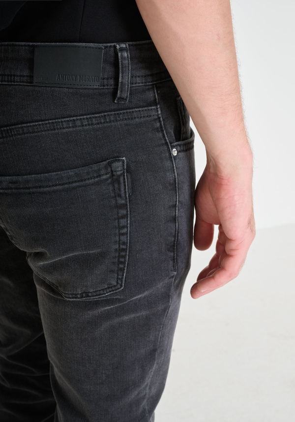 "OZZY" TAPERED FIT ICONIC JEANS IN BLACK STRETCH DENIM - Antony Morato Online Shop