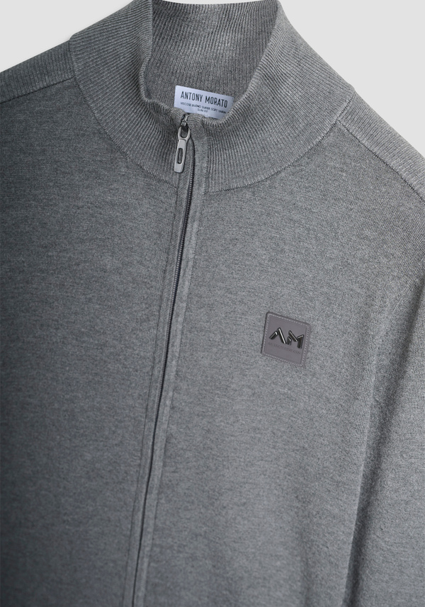 PULL SLIM FIT EN MÉLANGE VISCOSE AVEC PATCH LOGO ET ZIP - Antony Morato Online Shop