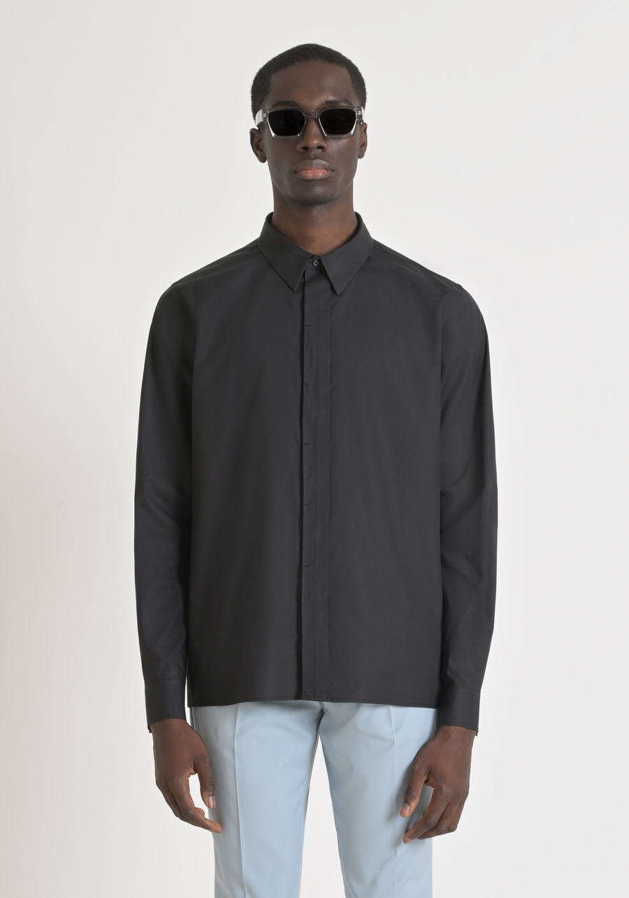 "MERIDA" REGULAR FIT COTTON POPLIN BLEND SHIRT WITH HIDDEN BUTTONS AND LOGO PLAQUE - Antony Morato Online Shop