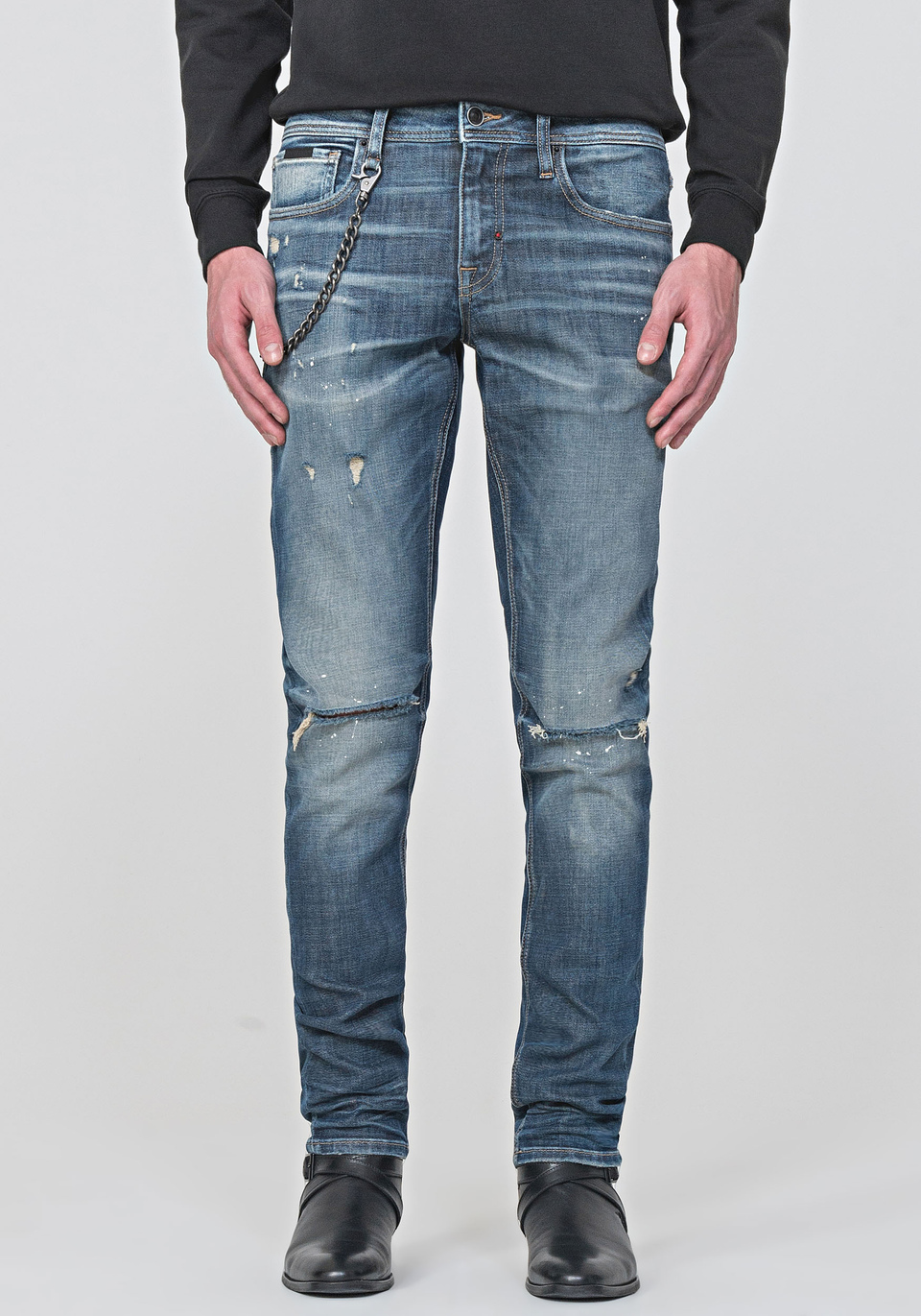 TAPERED-FIT “IGGY” JEANS IN STRETCHY DENIM WITH A CHAIN-HARDWARE DETAIL - Antony Morato Online Shop