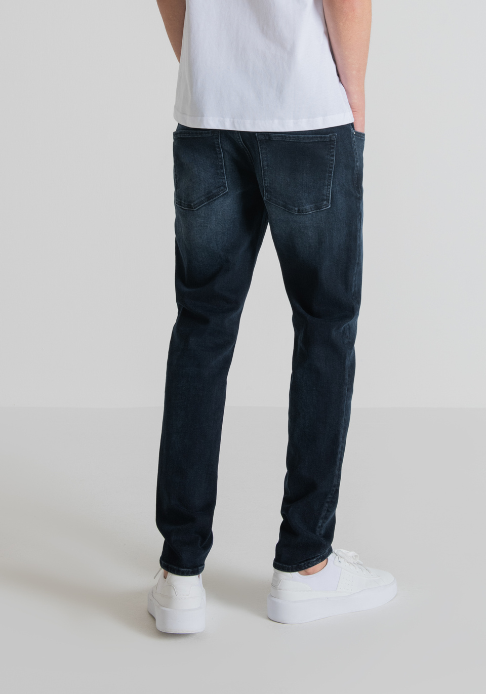 "OZZY" TAPERED-FIT JEANS IN RECYCLED STRETCH DENIM - Antony Morato Online Shop