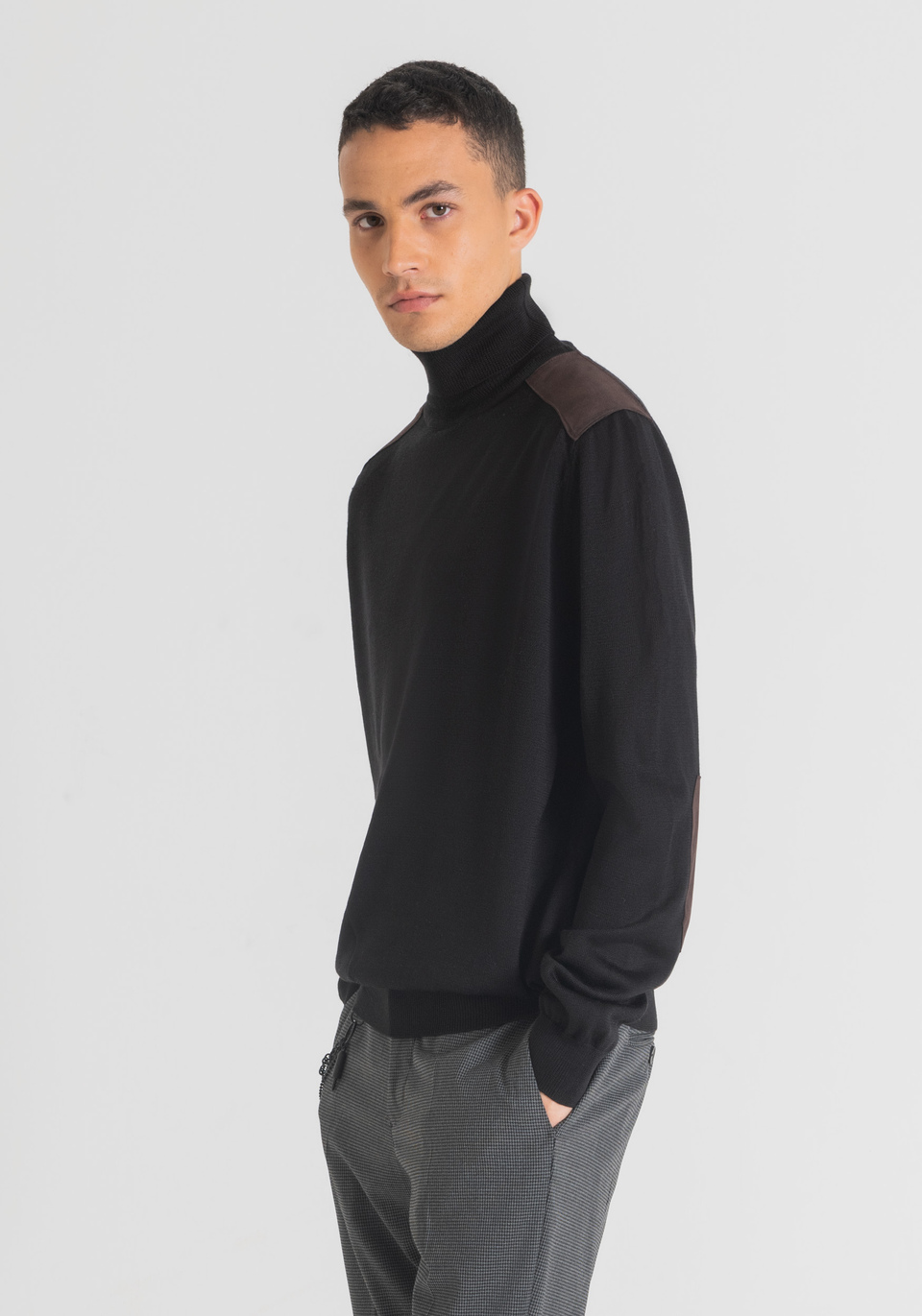 REGULAR-FIT TURTLENECK SWEATER IN WOOL 