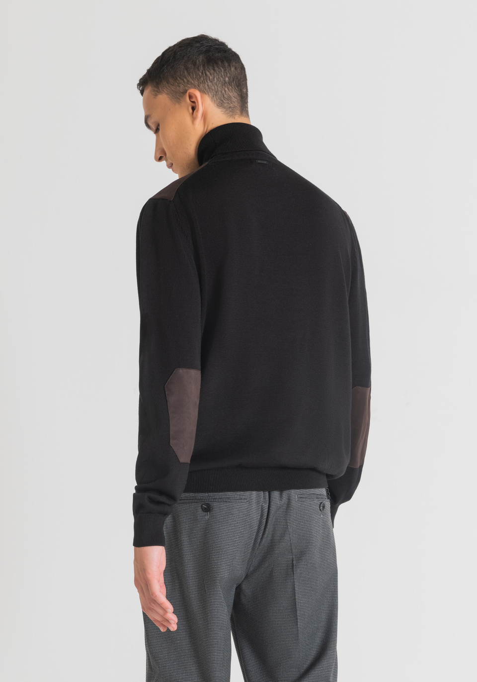 REGULAR-FIT TURTLENECK SWEATER IN WOOL 