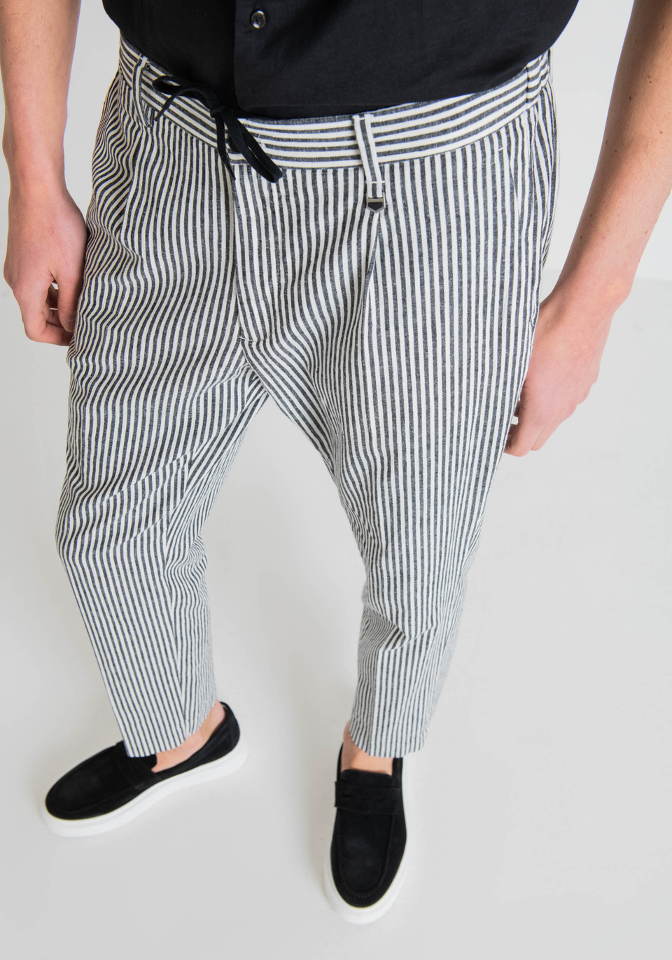 “GUSTAF” CARROT-FIT TROUSERS IN LINEN BLEND WITH STRIPED PRINT - Antony Morato Online Shop