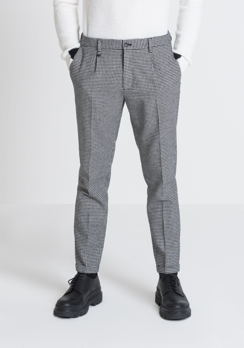 "GUSTAF" CARROT FIT TROUSERS IN WOOL-BLEND HOUNDSTOOTH - Antony Morato Online Shop