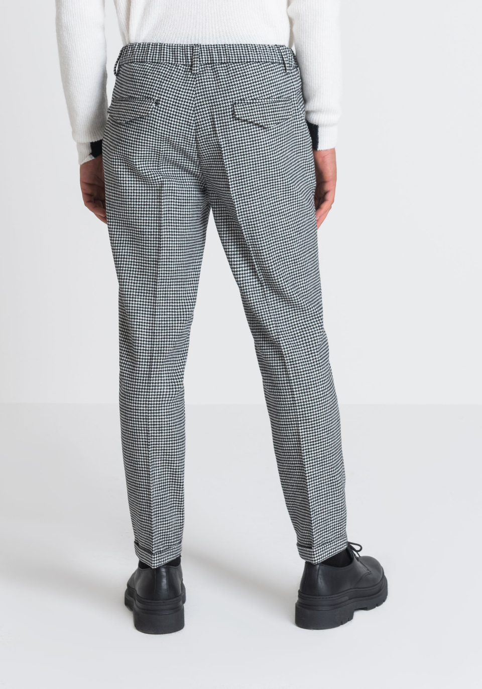 "GUSTAF" CARROT FIT TROUSERS IN WOOL-BLEND HOUNDSTOOTH - Antony Morato Online Shop