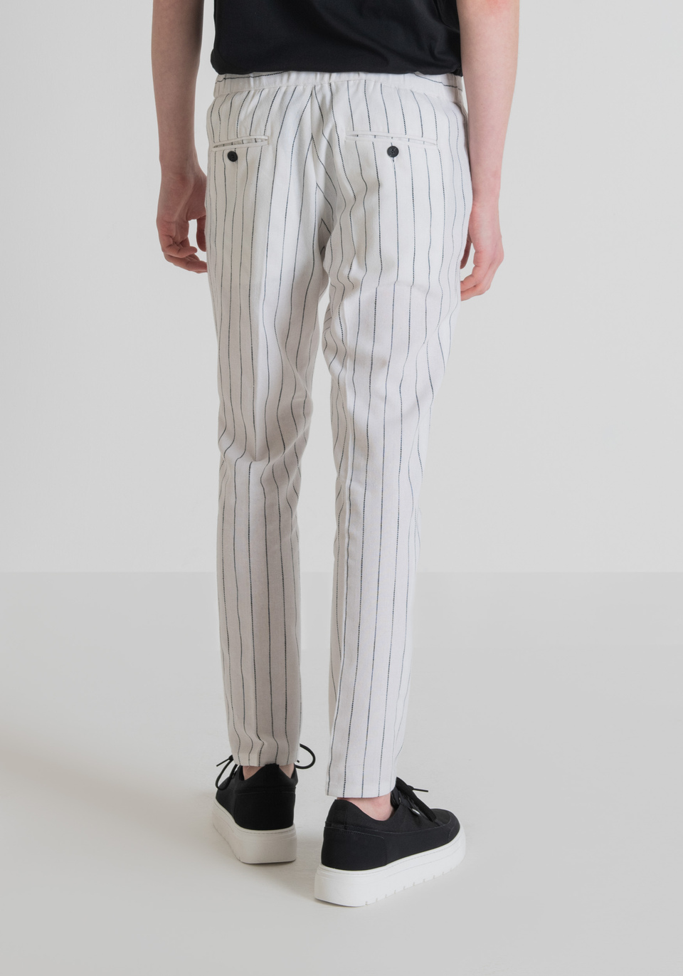 SLIM-FIT “JOE” TROUSERS IN A COTTON-AND-LINEN BLEND WITH AN ADJUSTABLE DRAWSTRING - Antony Morato Online Shop
