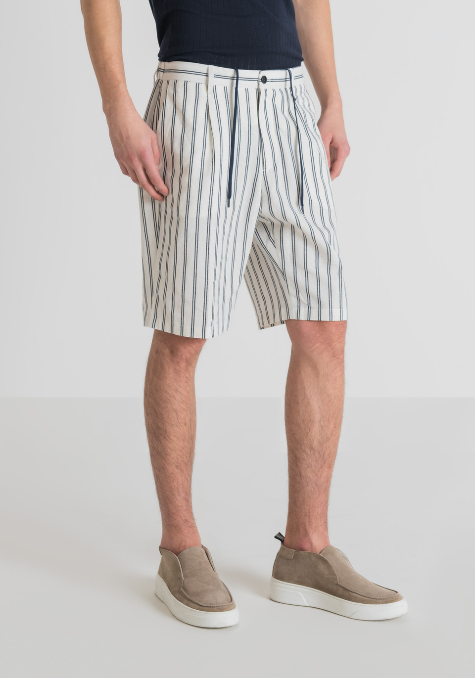 “GUSTAF” CARROT-FIT SHORTS IN LINEN BLEND WITH STRIPED PATTERN - Antony Morato Online Shop