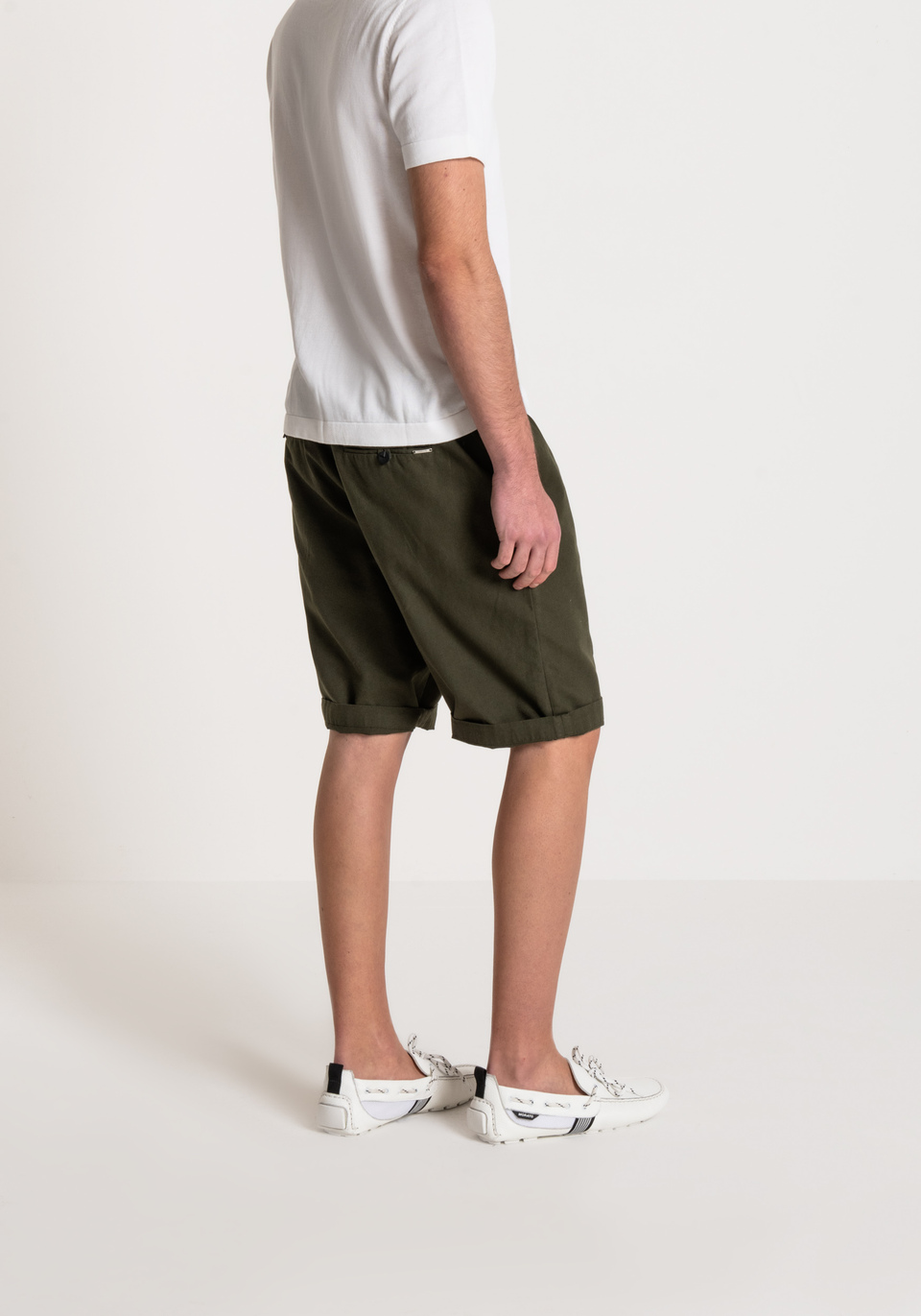 CARROT-FIT SHORTS IN 100% COTTON CANVAS WITH AN ELASTICATED DRAWSTRING WAIST - Antony Morato Online Shop