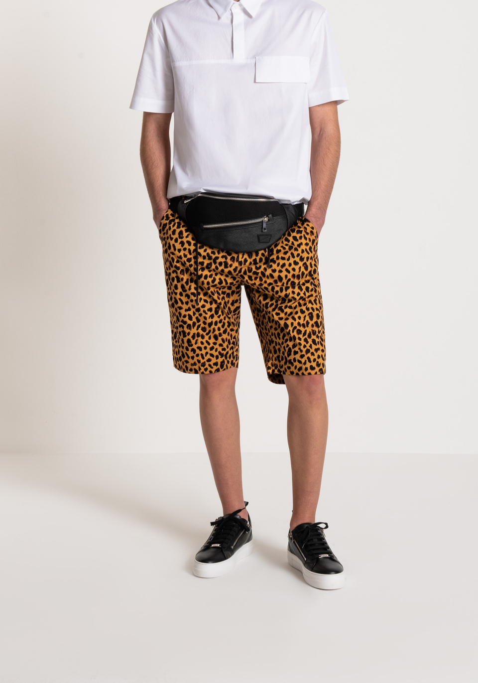 CARROT-CUT “RALPH” SHORTS IN ANIMAL-PATTERNED COTTON - Antony Morato Online Shop