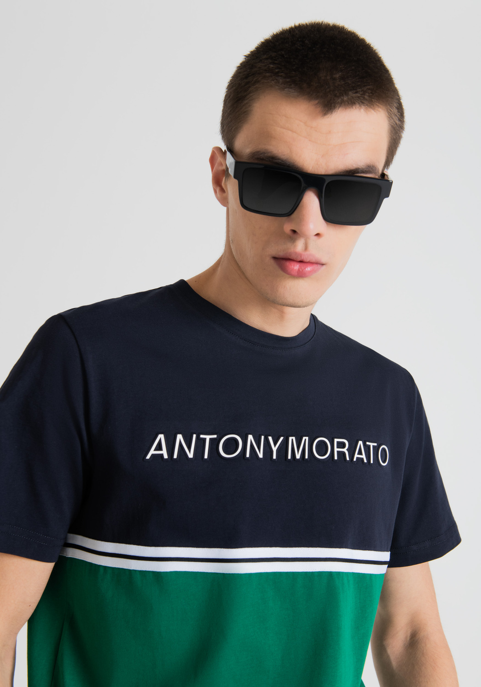 T-SHIRT SLIM FIT AUS REINER BAUMWOLLE MIT PRINT AUF DER VORDERSEITE - Antony Morato Online Shop