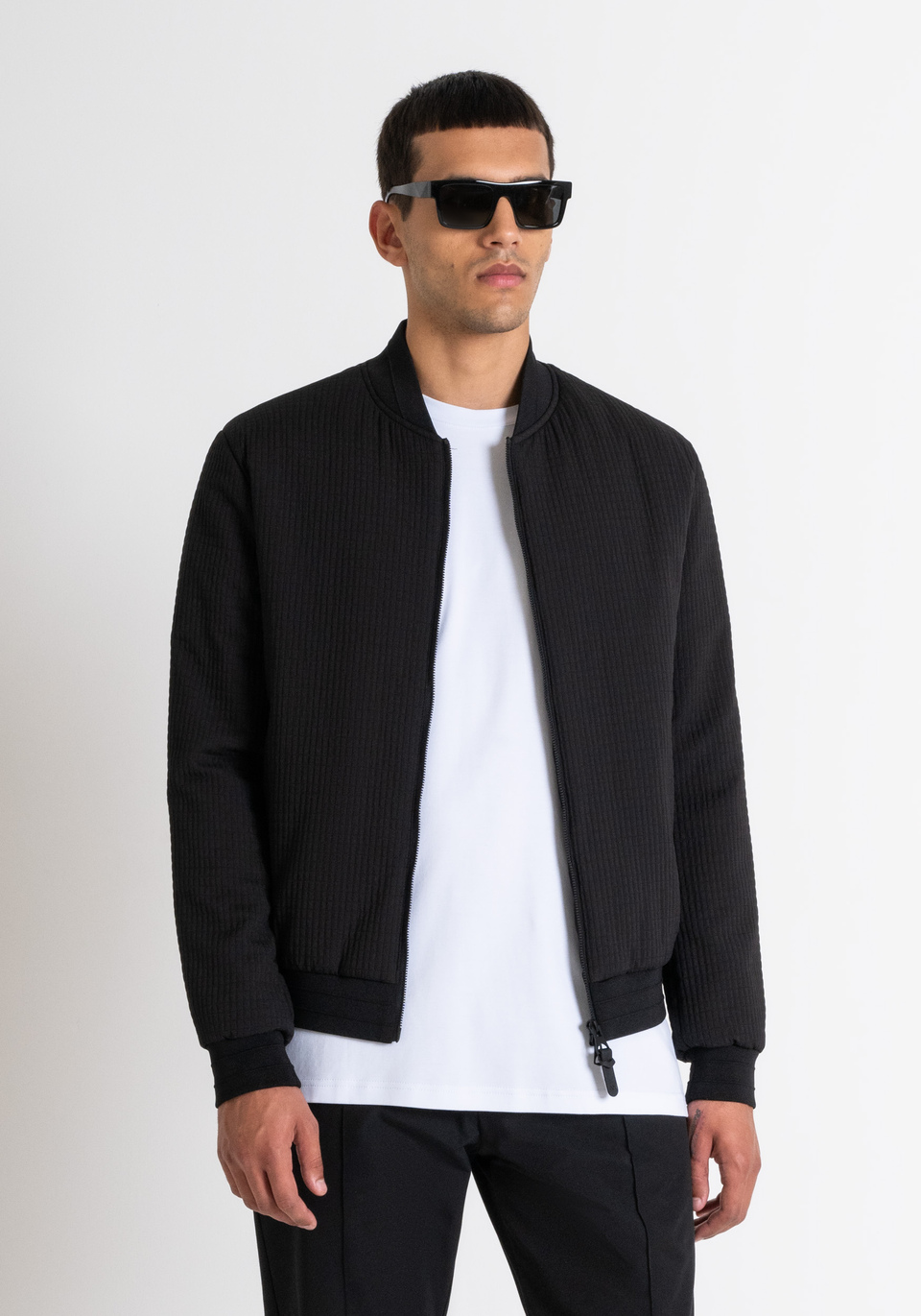 BOMBER COUPE REGULAR EN TISSU TECHNIQUE NOIR AVEC REMBOURRAGE SYNTHÉTIQUE - Antony Morato Online Shop