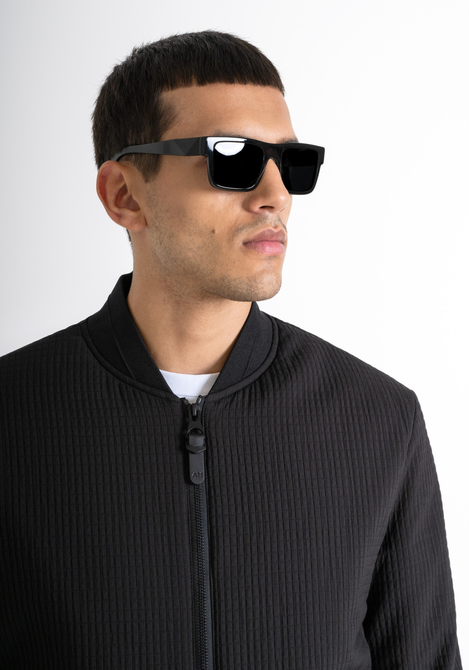 BOMBERJACKE MIT REGULÄRER PASSFORM AUS SCHWARZEM FUNKTIONSSTOFF UND SYNTHETISCHER FÜLLUNG - Antony Morato Online Shop