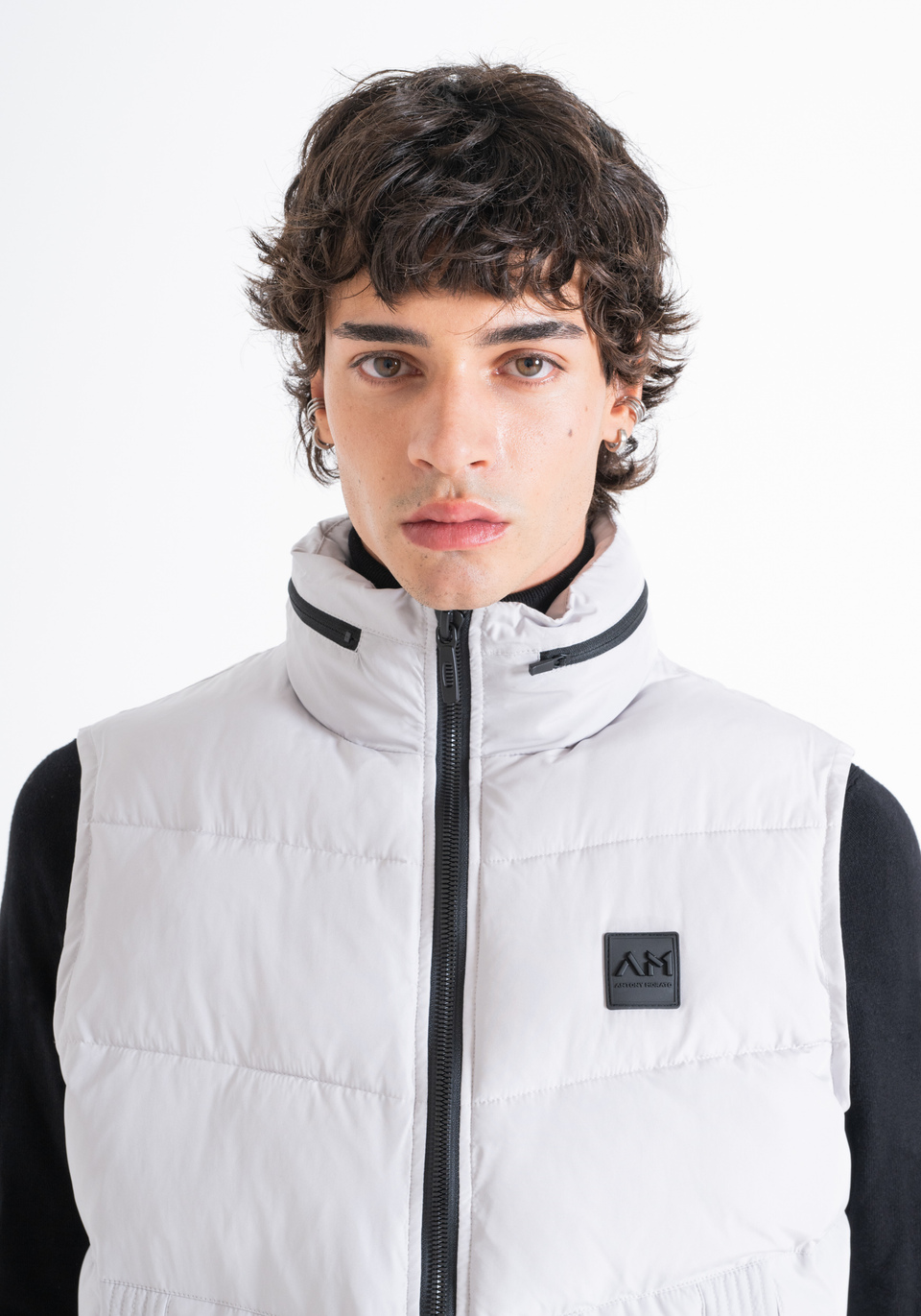 ÄRMELLOSE DAUNENJACKE REGULAR FIT HELL MIT SYNTHETISCHER DUPONT-SORONA-FÜLLUNG - Antony Morato Online Shop