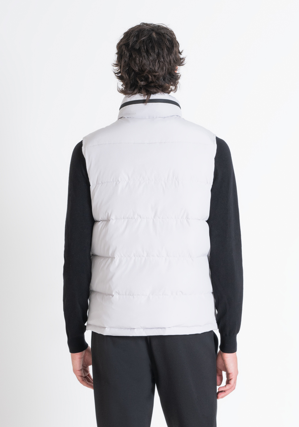ÄRMELLOSE DAUNENJACKE REGULAR FIT HELL MIT SYNTHETISCHER DUPONT-SORONA-FÜLLUNG - Antony Morato Online Shop