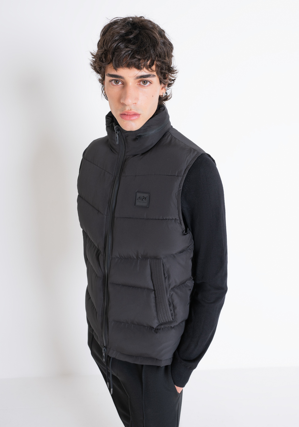 PLUMÍFERO SIN MANGAS REGULAR FIT NEGRO CON RELLENO SINTÉTICO DUPONT SORONA - Antony Morato Online Shop