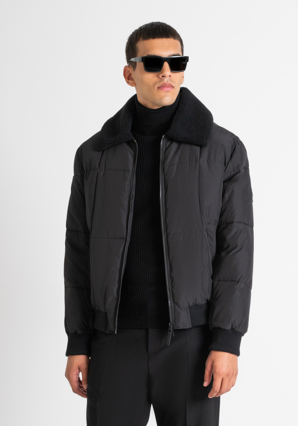 PIUMINO REGULAR FIT NERO CON ECOPELLICCIA E IMBOTTITURA SINTETICA SORONA® DUPONT - Antony Morato Online Shop