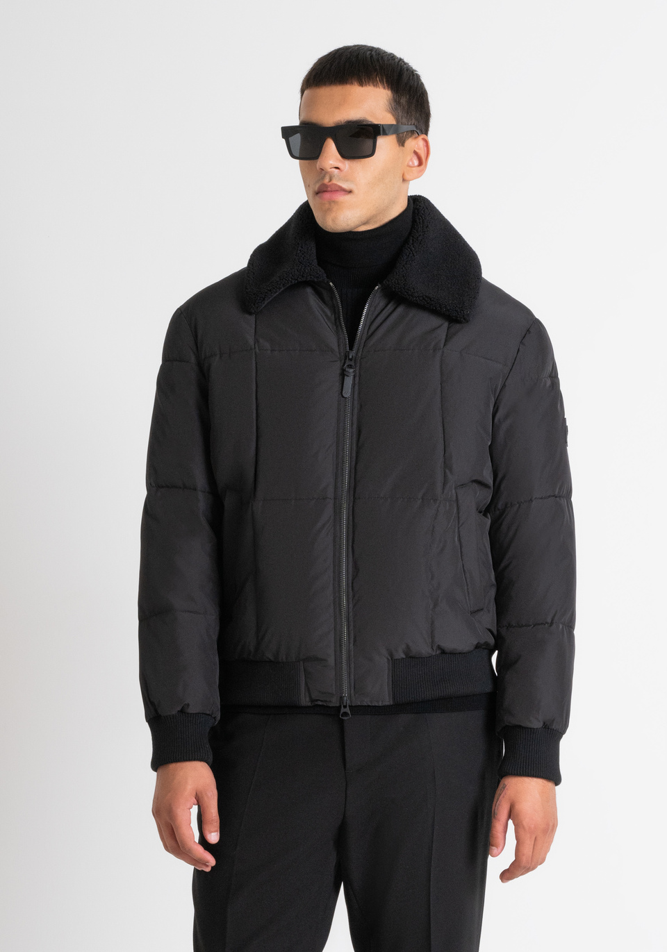 DOUDOUNE REGULAR FIT NOIRE AVEC FAUSSE FOURRURE ET REMBOURRAGE SYNTHETIQUE DUPONT SORONA Antony Morato