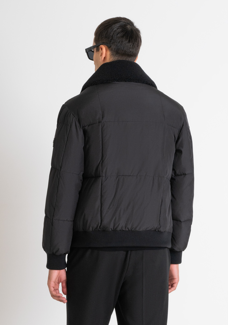 PIUMINO REGULAR FIT NERO CON ECOPELLICCIA E IMBOTTITURA SINTETICA SORONA® DUPONT - Antony Morato Online Shop