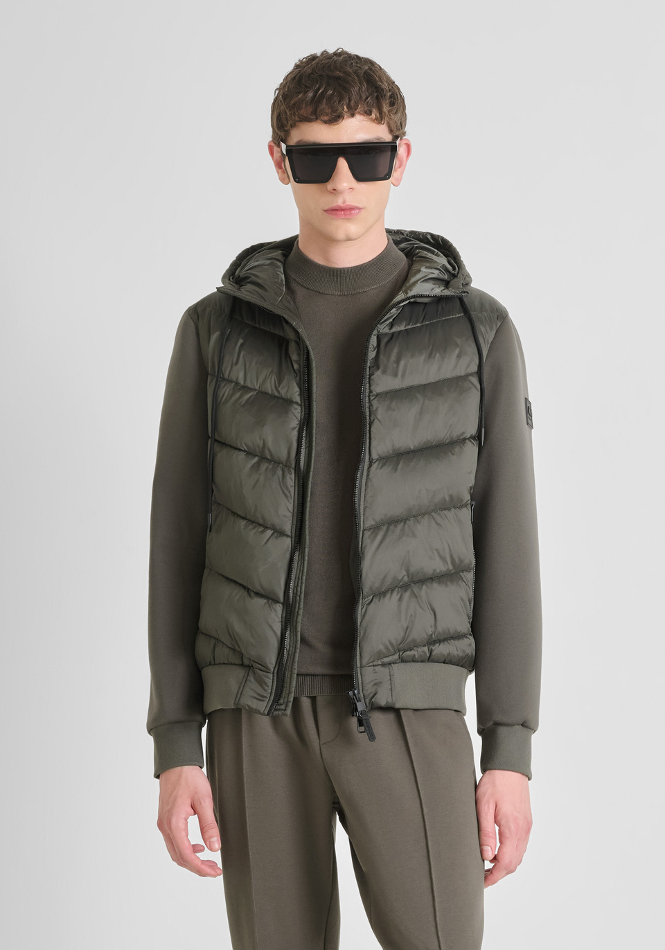 CHAQUETA SLIM FIT CON RELLENO ECOLÓGICO DUPONT SORONA Y MANGAS DE PUNTO - Antony Morato Online Shop