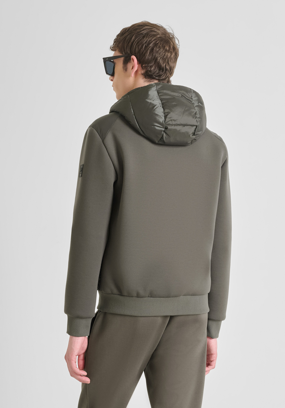 CHAQUETA SLIM FIT CON RELLENO ECOLÓGICO DUPONT SORONA Y MANGAS DE PUNTO - Antony Morato Online Shop