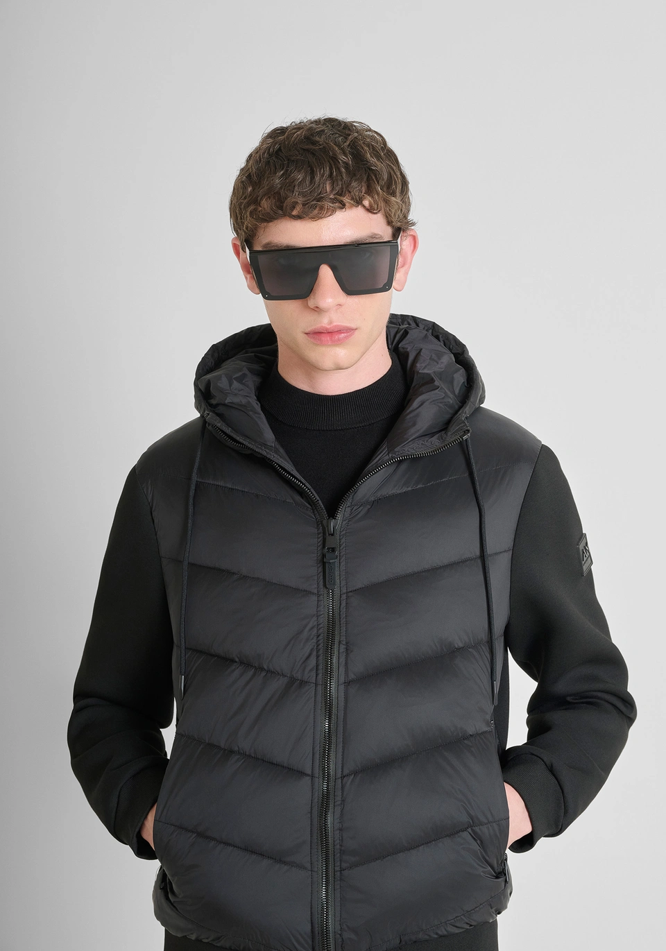 VESTE SLIM FIT AVEC ECO-REMBOURRAGE DUPONT SORONA ET MANCHES EN MAILLE - Antony Morato Online Shop