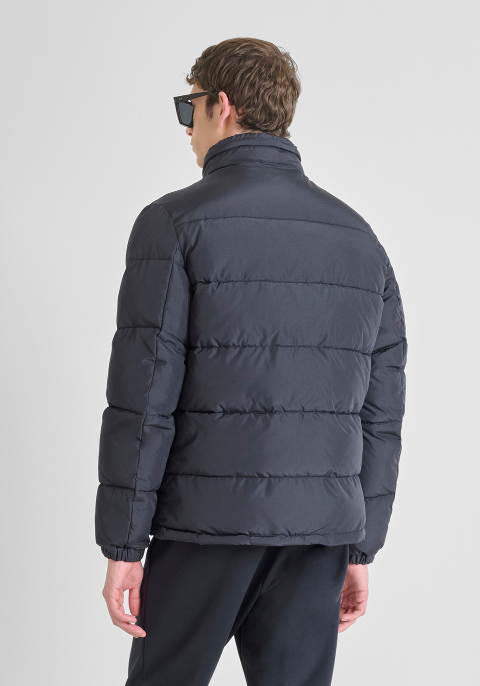 PIUMINO REGULAR FIT IN TESSUTO TECNICO CON ECO-IMBOTTITURA DUPONT SORONA E PATCH LOGATA - Antony Morato Online Shop