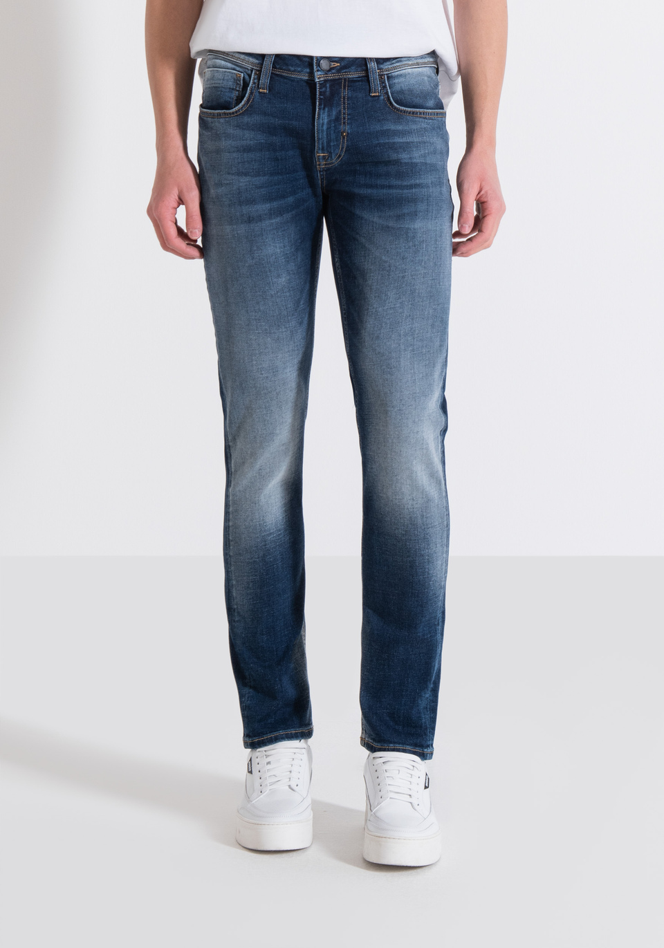 JEANS TAPERED FIT „OZZY“ AUS STRETCH-DENIM DUNKLE WASCHUNG - Antony Morato Online Shop
