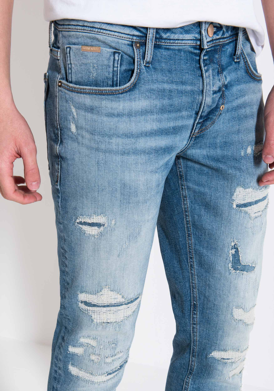 TAPERED OZZY JEANS IN BLUE STRETCH DENIM WITH VINTAGE GOLD LINE