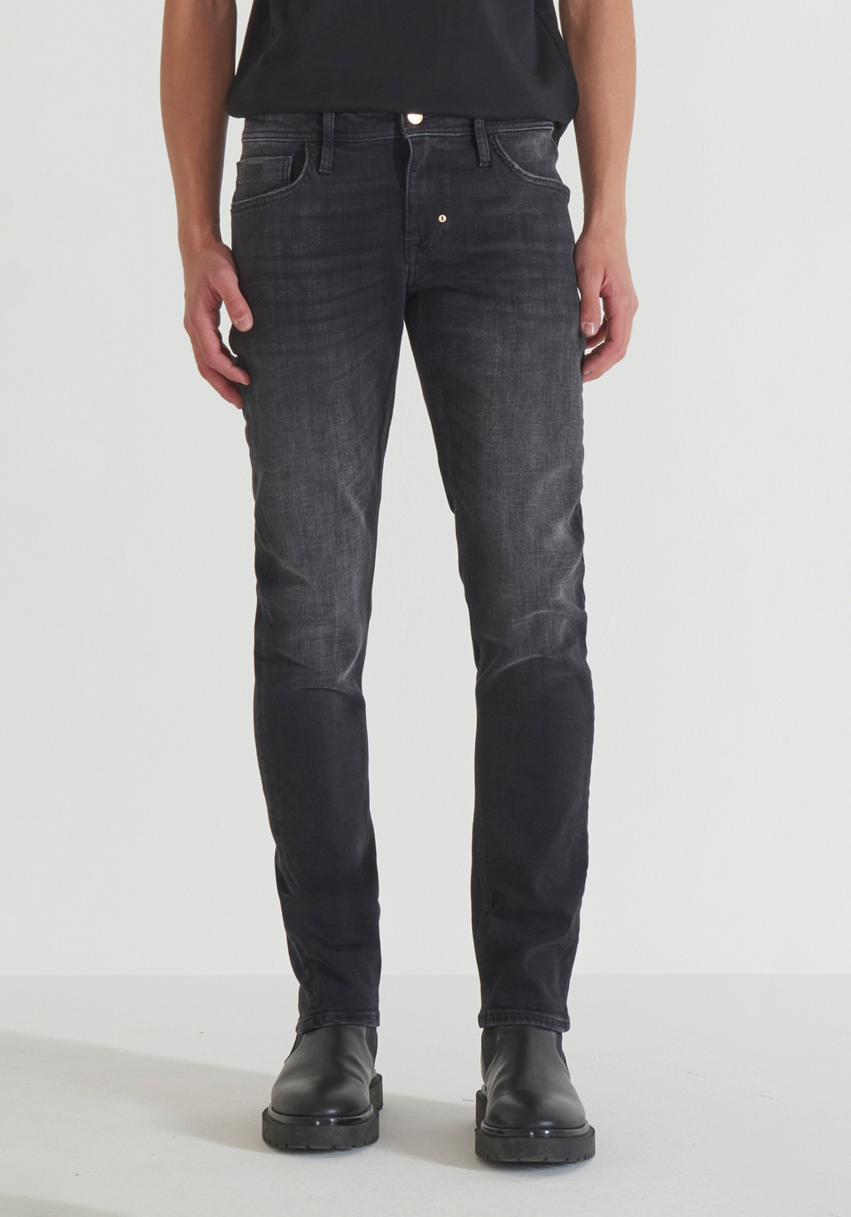 JEANS TAPERED FIT „OZZY“ AUS SCHWARZEM VINGE-DENIM - Antony Morato Online Shop