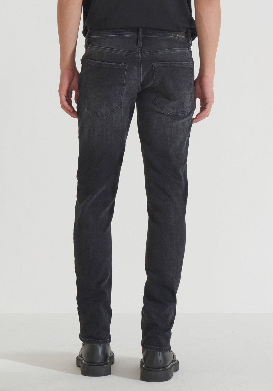 JEANS TAPERED FIT „OZZY“ AUS SCHWARZEM VINGE-DENIM - Antony Morato Online Shop