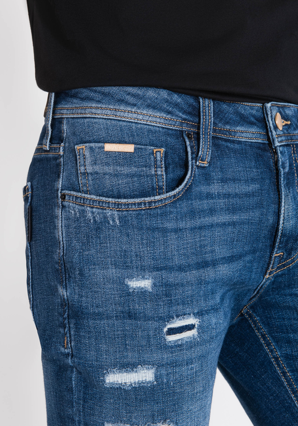 JEANS TAPERED FIT „OZZY“ AUS BLAUEM DENIM MIT VINTAGE-EFFEKT UND RISSEN - Antony Morato Online Shop