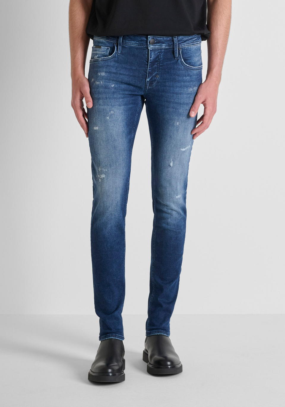 "OZZY" TAPERED FIT JEANS IN FADED TITAN BLUE DENIM - Antony Morato Online Shop