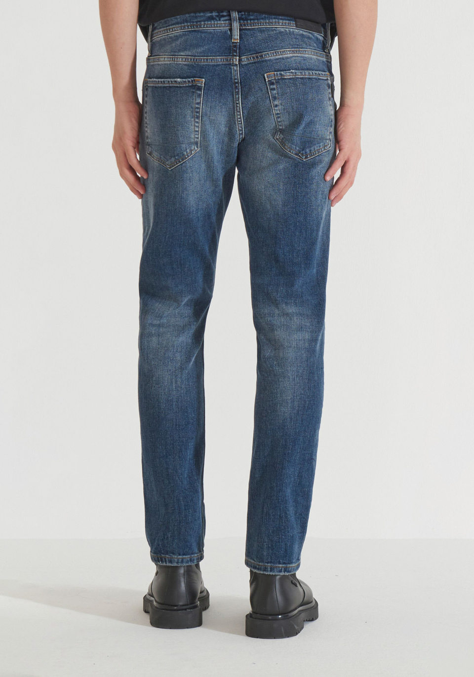 JEANS COMFORT TAPERED FIT „KURT“ AUS AUTHENTISCH BLAUEM DENIM - Antony Morato Online Shop