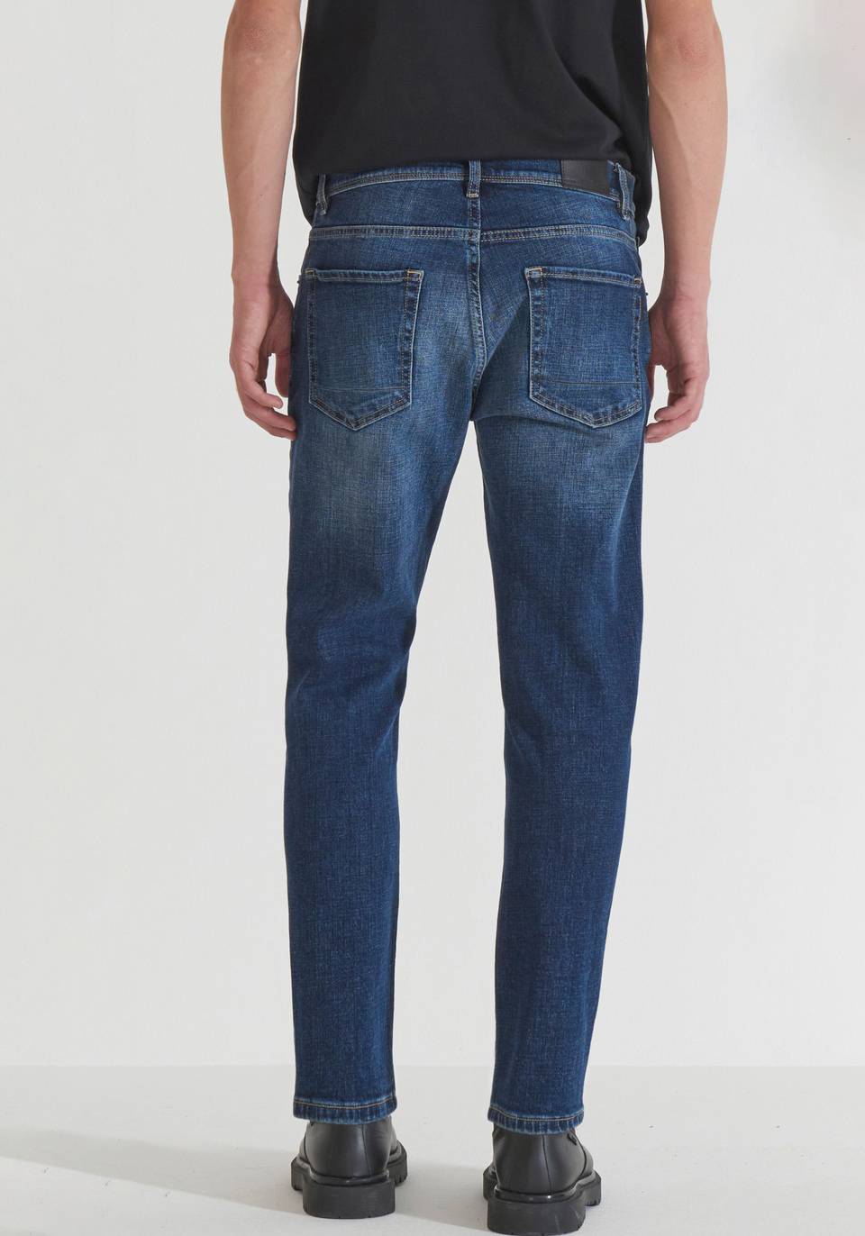 "KURT" COMFORT TAPERED FIT JEANS IN AUTHENTIC BLUE DENIM - Antony Morato Online Shop