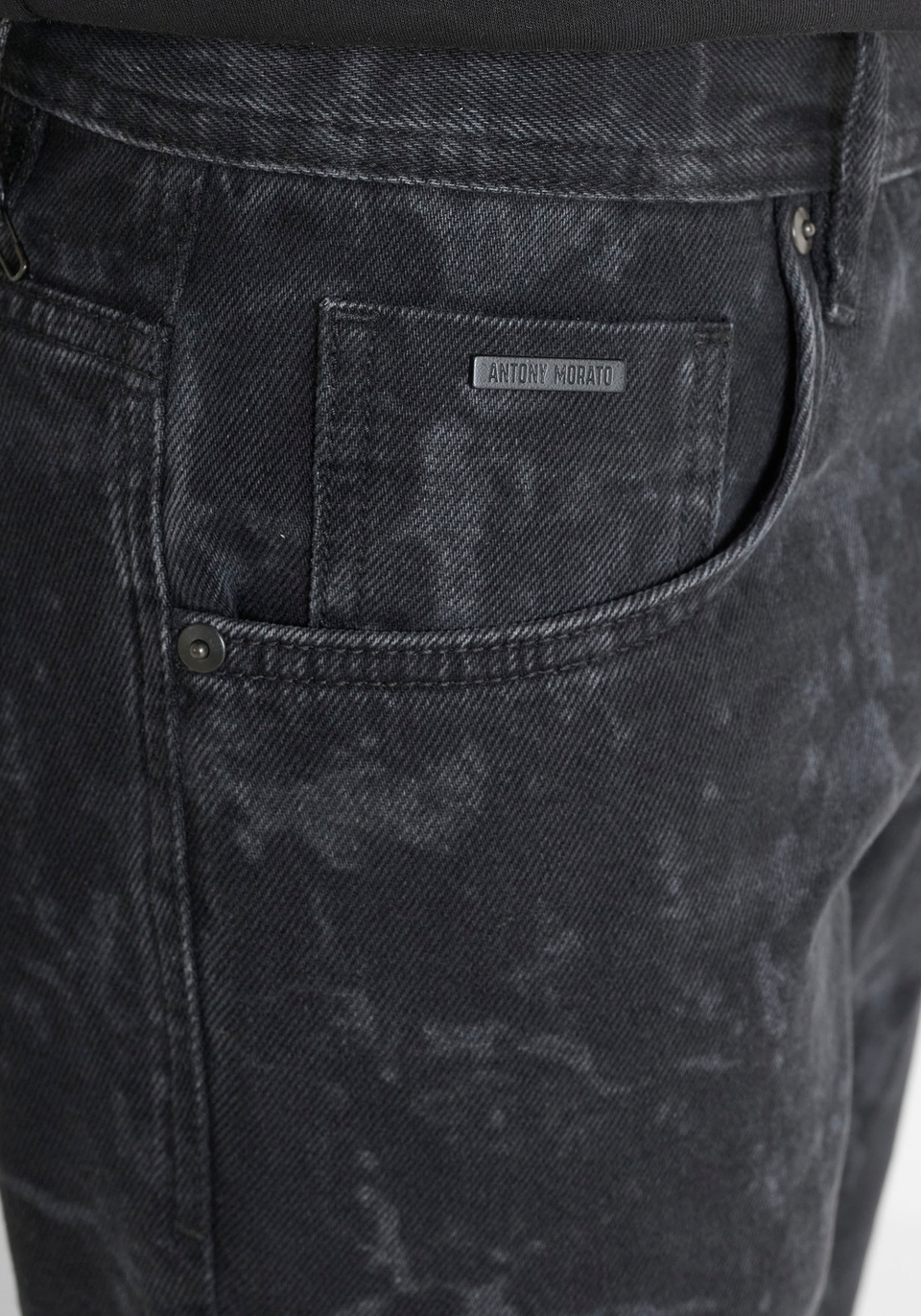 VAQUEROS STRAIGHT FIT "CLEVE" EN DENIM NEGRO TRABAJADO - Antony Morato Online Shop