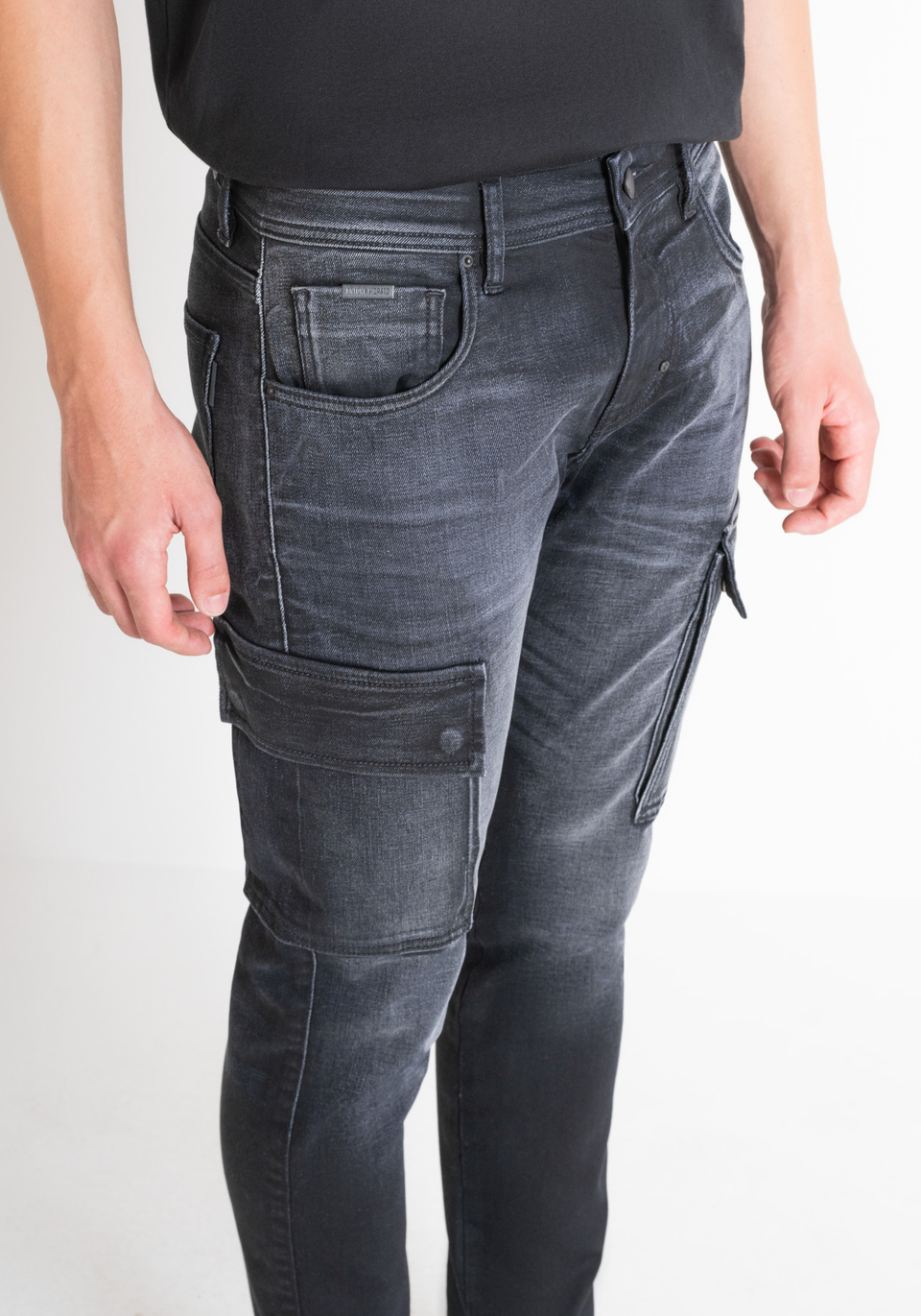 JEANS TAPERED FIT „ARNOLD“ AUS SCHWARZEM DENIM - Antony Morato Online Shop