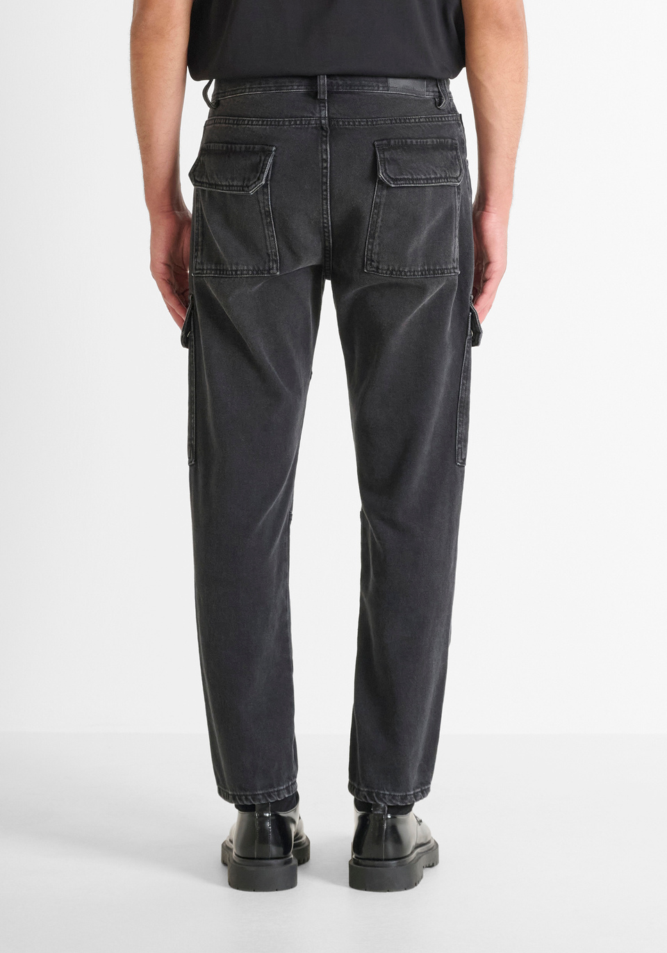 REGULAR FIT „GARY“ JEANS AUS SCHWARZEM DENIM IM CARGO-STIL MIT GROSSEN TASCHEN - Antony Morato Online Shop