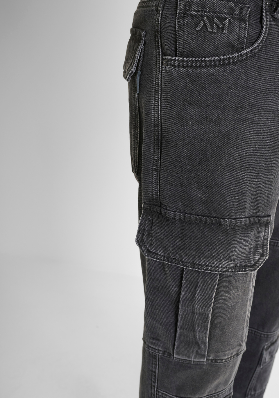 REGULAR FIT „GARY“ JEANS AUS SCHWARZEM DENIM IM CARGO-STIL MIT GROSSEN TASCHEN - Antony Morato Online Shop