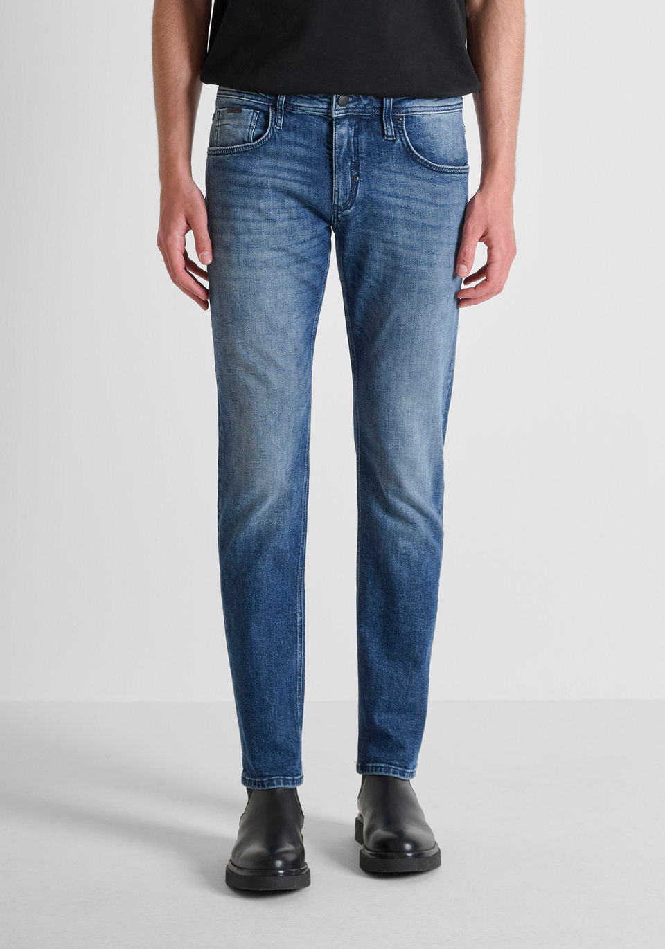 "KURT" COMFORT TAPERED FIT JEANS IN ICONIC BLUE DENIM - Antony Morato Online Shop