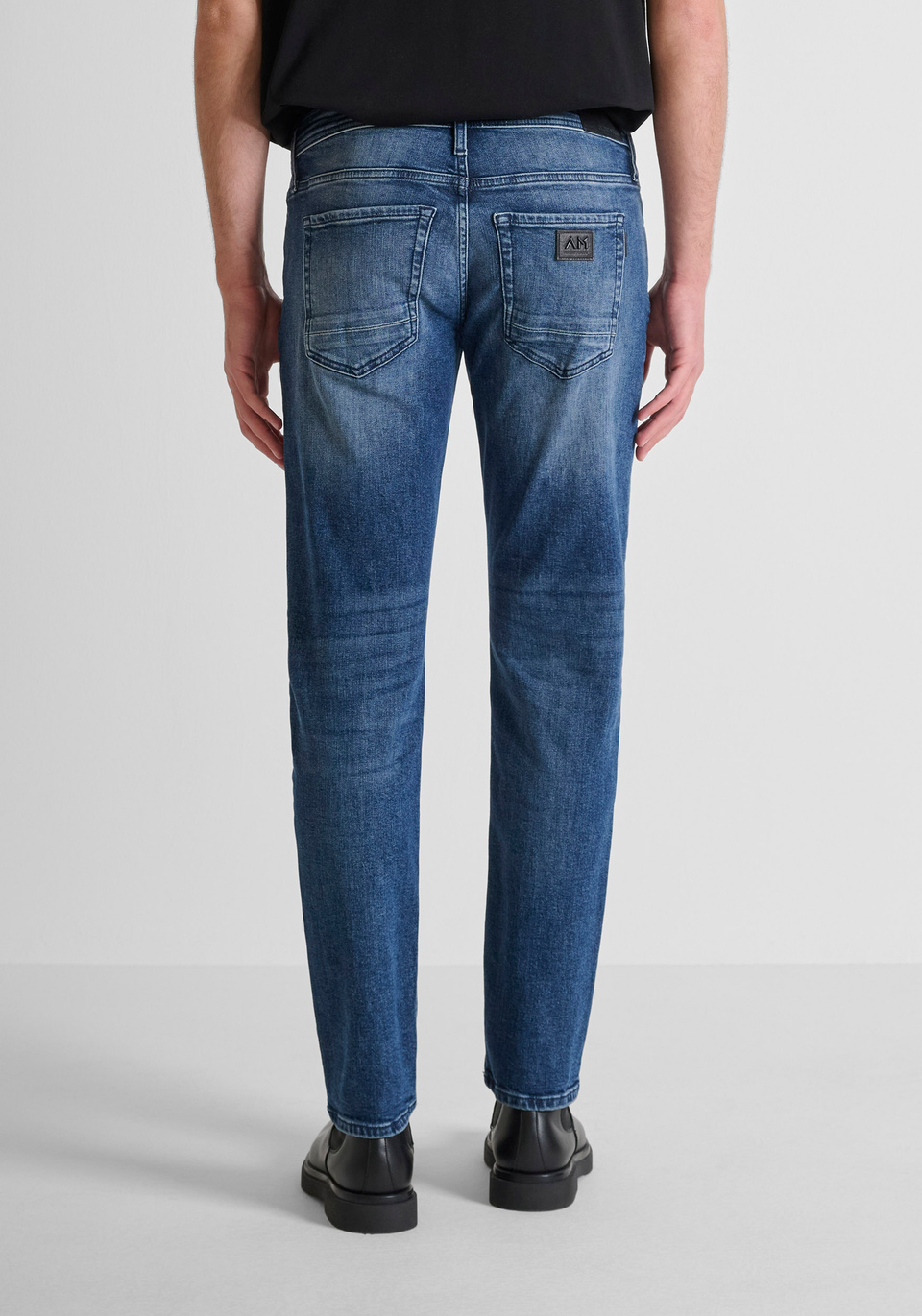 "KURT" COMFORT TAPERED FIT JEANS IN ICONIC BLUE DENIM - Antony Morato Online Shop