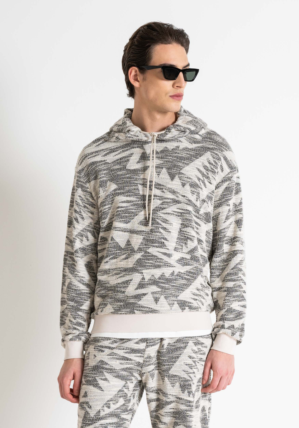 RELAXED FIT ARMORED STRETCH COTTON BLEND SWEATSHIRT WITH LOGO PLAQUE - Antony Morato Online Shop