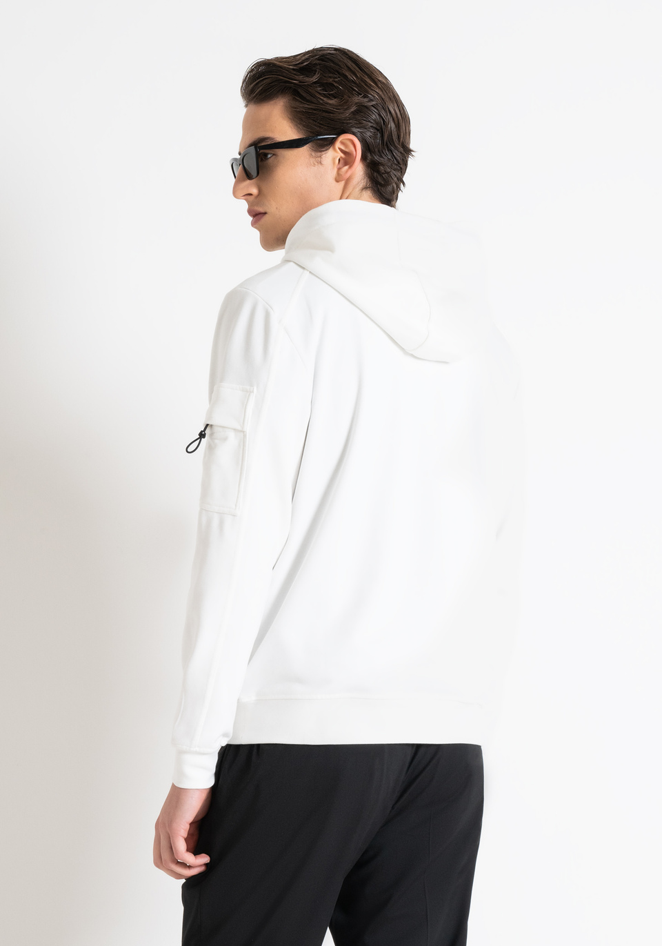 REGULAR FIT SWEATSHIRT IN SUSTAINABLE COTTON-POLYESTER STRETCH FABRIC WITH LOGO PATCH - Antony Morato Online Shop