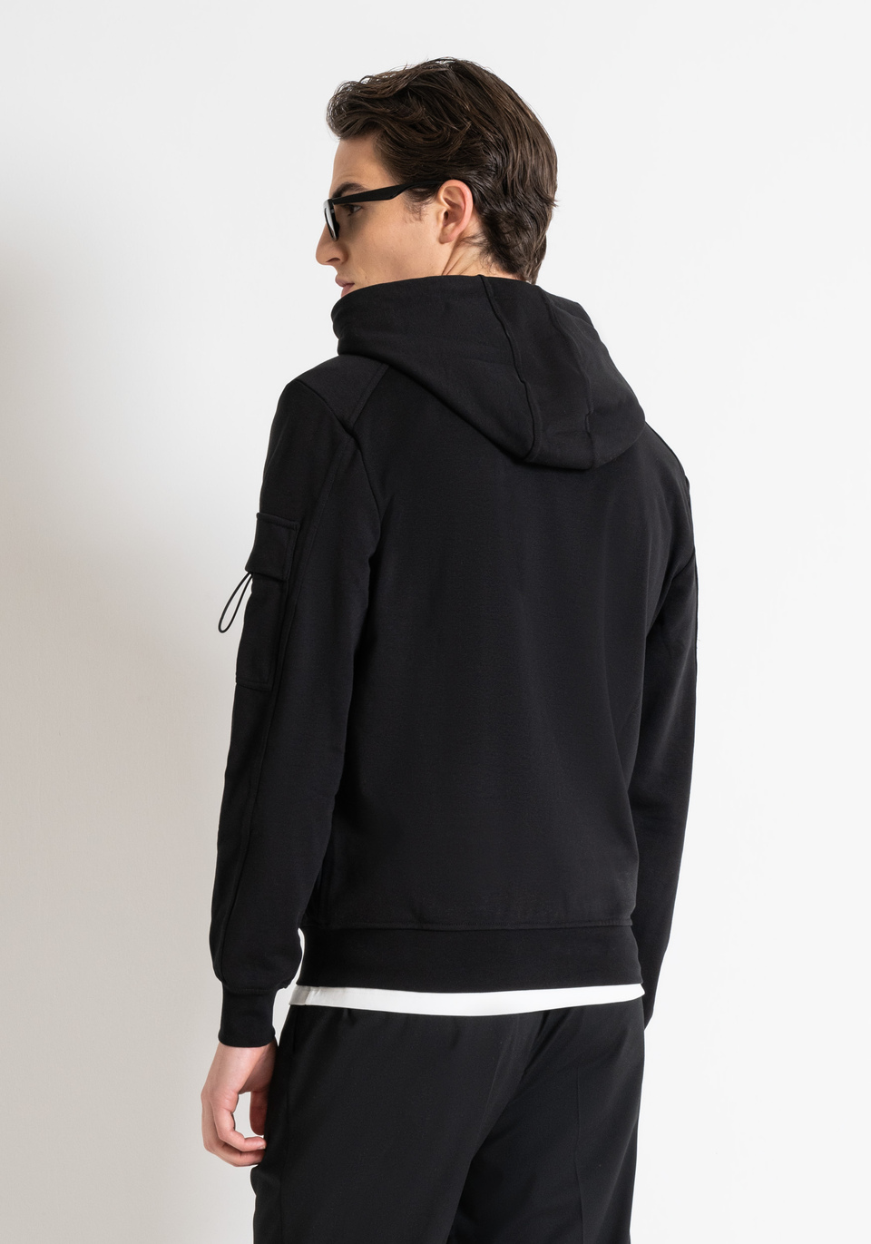 REGULAR FIT SWEATSHIRT IN SUSTAINABLE COTTON-POLYESTER STRETCH FABRIC WITH LOGO PATCH - Antony Morato Online Shop