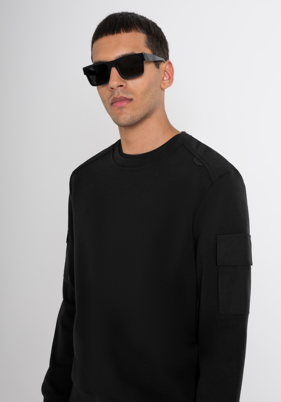 SWEAT-SHIRT REGULAR FIT EN COTON MÉLANGÉ NOIR AVEC POCHES SUR LES MANCHES - Antony Morato Online Shop