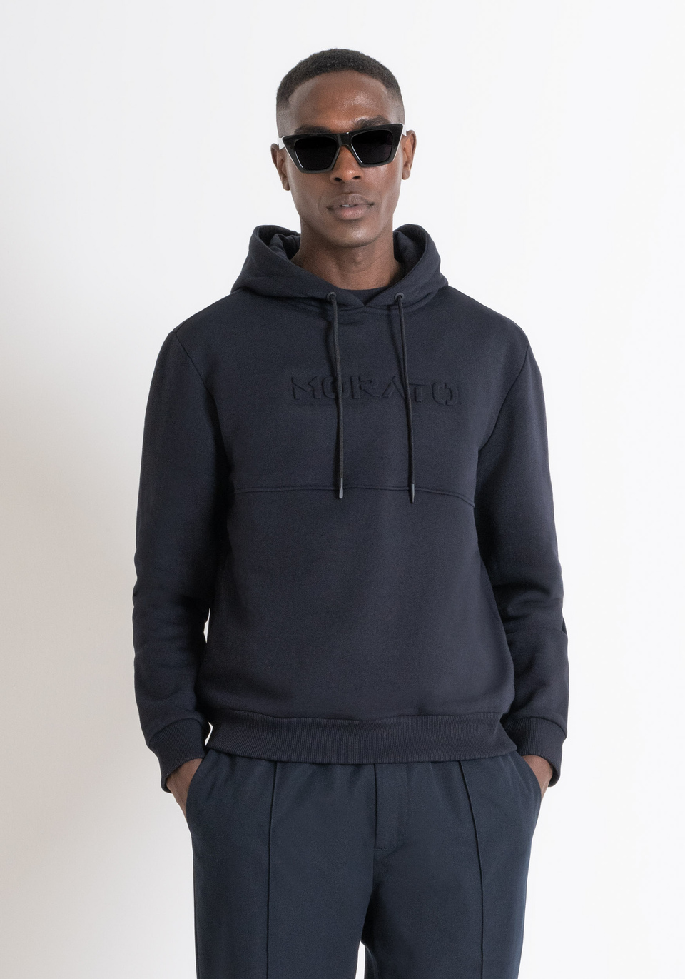 RELAXED FIT KAPUZENSWEATSHIRT AUS NACHHALTIGEM, HELLEM BAUMWOLL-MISCHGEWEBE - Antony Morato Online Shop