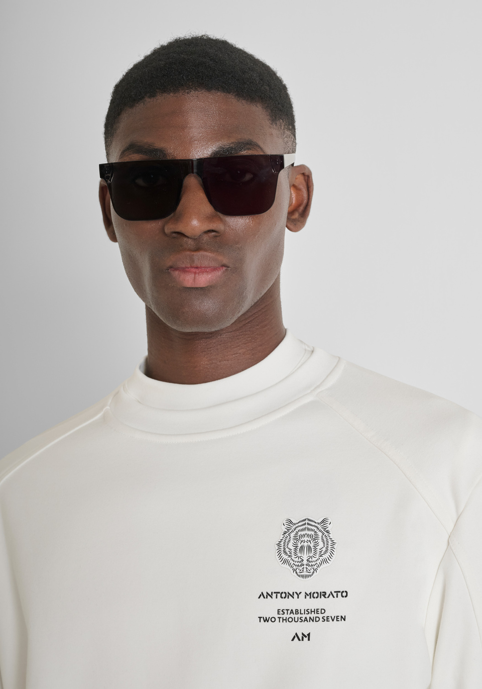 RELAXED FIT CREW NECK SWEATSHIRT IN COTTON BLEND WITH TIGER PATCH - Antony Morato Online Shop