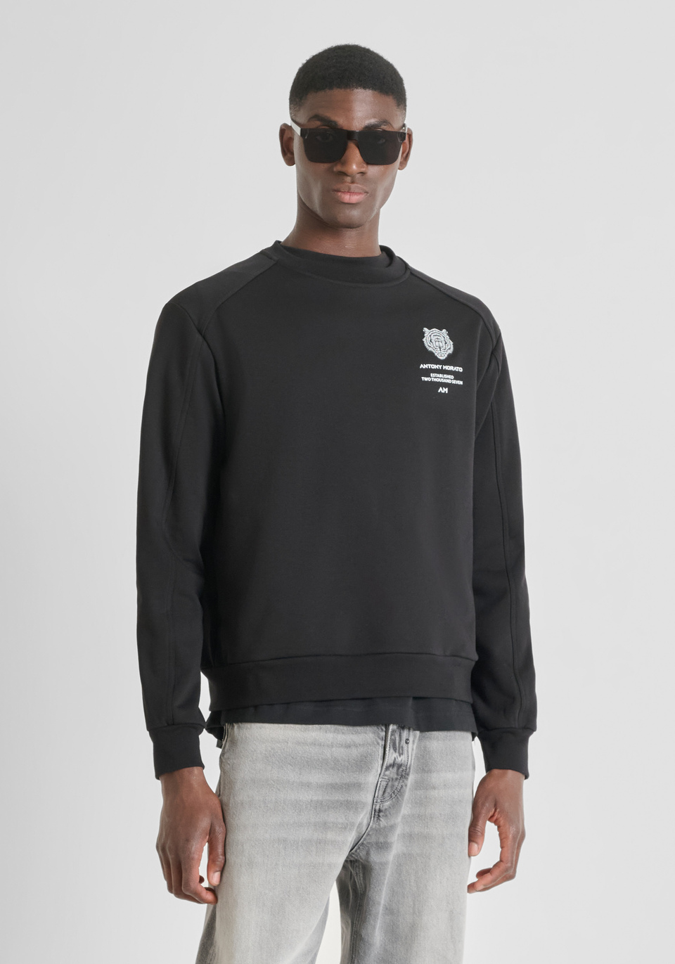 RELAXED FIT CREW NECK SWEATSHIRT IN COTTON BLEND WITH TIGER PATCH - Antony Morato Online Shop