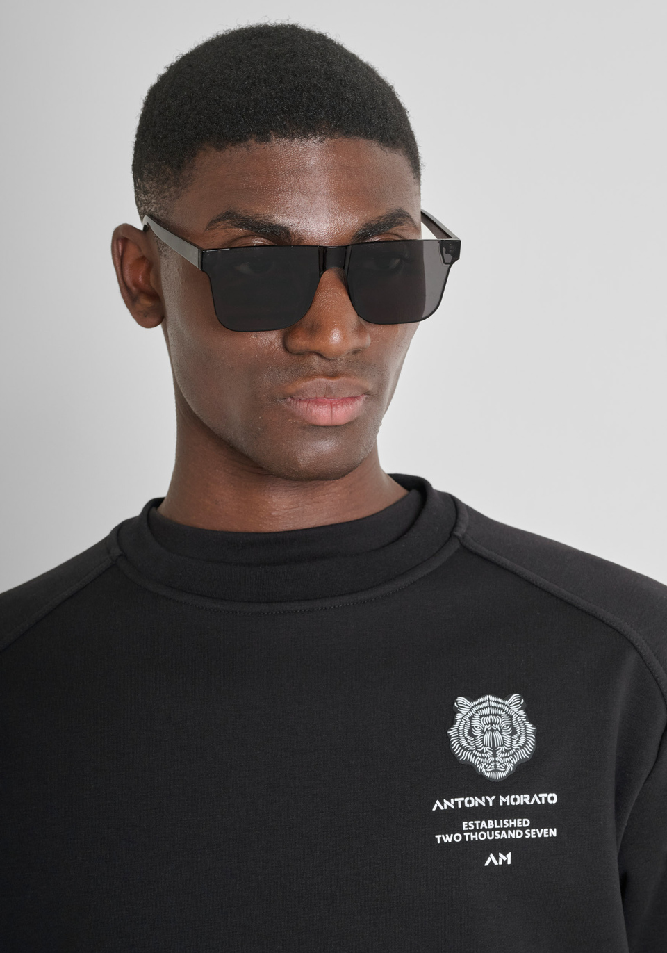 RELAXED FIT CREW NECK SWEATSHIRT IN COTTON BLEND WITH TIGER PATCH - Antony Morato Online Shop