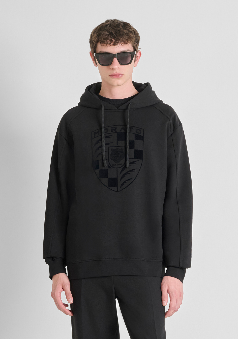 RELAXED FIT HOODIE AUS NACHHALTIGER BAUMWOLLMISCHUNG MIT WAPPEN-PRINT - Antony Morato Online Shop